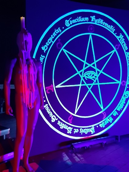 00288 heptagram blacklight met letters